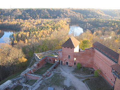 Turaidas pilsdrupas fotogrāfijās