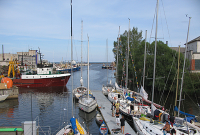 Rojas ieteka jūrā. fotogrāfijas