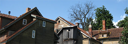 Kuldīgā nevar iet nodurtu galvu, jumti un jumtiņi veido savu stāstu par sirmās pilsētas vēsturi