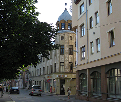 Nometņu ielas stilīgi rakstaina māja