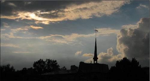 saulr_3 Rīgas siluets saulrieta mākoņos