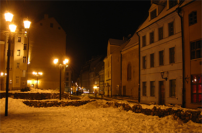 Vecrīga naktī. Laukums pie Pētera baznīcas. 