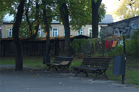 Ēnains skvēriņš pie Stradiņa slimnīcas